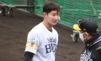 鷹ドラ2正木がキャンプ離脱　右浅指屈筋損傷と右肘内側側副靭帯損傷の疑いで帰福へ