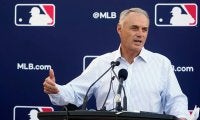 交渉中にゴルフの練習、会見では笑顔…MLBコミッショナーの“危機感のなさ”が問題に