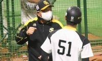鷹・藤本監督が探るコーチ陣の適材適所　オープン戦では首脳陣も日替わり入れ替え