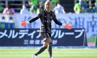 「フェイント入れて誘ってる」札幌のGK菅野孝憲がPKをキャッチして防ぐ!「さすがスゲノイアー」と多くの称賛が寄せられる!