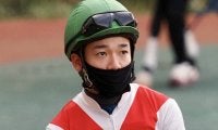 落馬した松山弘平騎手が頭部外傷