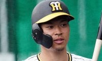 「なんでこれでフェンスまでいくんだよ」　阪神佐藤輝、“軽打”なのに「飛びすぎ」