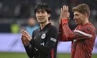 鎌田大地がアメフトに挑戦!?フランクフルトが｢4月1日｣にサッカーとの二刀流挑戦を発表!笑顔でタックルされる｢粋な画像｣