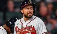 【MLB】“無気力投法”の遅球直撃で打者倒れ込む　突如の茶番劇に「笑いが止まらない」