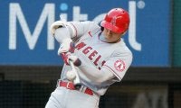 大谷翔平、敵地に「電撃が走った」2号バット投げ　米歓喜の声「満塁HR被弾への怒り」