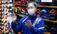 少年野球用品がズラリと並ぶ専門店　リスク覚悟で大量に在庫を揃えるワケ