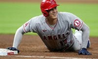【MLB】大谷翔平との不仲説を一蹴する“塁上の土かけ”　微笑ましい洗礼は「グッドフレンド」