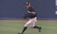 ヒョイ投げなのに“空中キャノン”発動　絶品すぎる二遊間横断が「肩強すぎ!!」