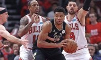 バックスが敵地でブルズに連勝…24点差快勝でシリーズ突破に王手／NBAプレーオフ