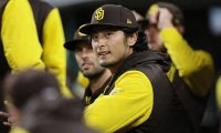 【MLB】ダルビッシュへ愛あるイタズラ　背後に迫る“ニヤけた4人”が「あまりにキュート」