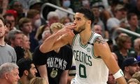 テイタムがヤニスとのエース対決を制す…セルティックスがシリーズを第7戦に持ち込む／NBAプレーオフ