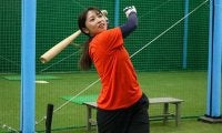 現役女子大生が追及する「見せる野球」　SNSがざわついた豪快スイング誕生秘話