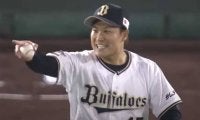 極限の“完全空中キャッチ”が「マジでバグってる」　超反応に騒然「こんな速い打球に」