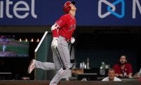 【MLB】大谷翔平は「大丈夫だ」　急所に自打球で悶絶も…指揮官は連敗ストッパーを期待