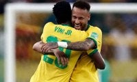 ブラジル人Jリーガーがネイマールやヴィニシウスら“現役セレソン”と肩組みショット披露！「また会えて嬉しいよ兄弟」