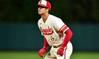 大谷翔平、HR直後に同僚に背中から抱きつかれる　米ファン悶絶「ベラスケスになりたい」
