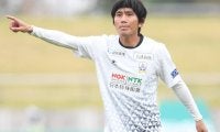 「こんなにジャンプできるとは」本田圭佑も驚いた柏木陽介の“ドロップキック風”パフォが話題