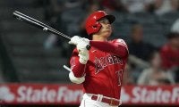 大谷翔平、ドヤ顔でベンチに吠えた歴史的躍動　土壇場で飛び出た“確信立ち”の一撃【6月の二刀流】