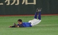 DeNA桑原、満塁大ピンチ救うスーパーキャッチ　衝撃のダイビングに敵地騒然