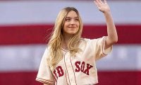 24歳金髪女優が「史上最高」の始球式　フォロワー1380万人、ボストン熱狂「大勝利だ」