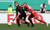 堂安が芸術FK弾で決勝点！延長戦を制したフライブルクが2回戦へ《DFBポカール》