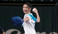 菜々緒が“お尻突き出す”挑発ポーズに笑顔　モルツ野球で古田氏と見せた爆笑始球式