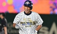 50歳・和田一浩の“豪快柵越え”に場内騒然　お約束の“ピッカリ打法”も披露
