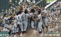 【高校野球】悲願の東北勢初V、仙台育英・須江監督は万感の涙　「100年開かなかった扉が開いた」