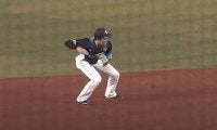 捕ってから速すぎて二塁手が「間に合ってない」　名手の“職人芸”にファン仰天
