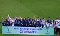 「僕にはできないけど…」U-20女子W杯の表彰式でブラジル選手がFIFA会長に仰天行為「お気に入りの瞬間」