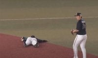 捕球寸前でいきなり地面に倒れ込む　思いやりの“奇行”が「パワプロの操作ミス」