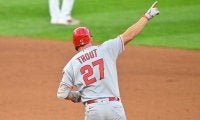 トラウト7戦連発の35号同点2ラン！　MLB記録まであと1、米記者驚愕「信じられない」