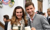 「ビールは最高にうまいだろうね」バイエルンの選手が妻とともにオクトーバーフェストに参加！ 伝統衣装に身を包んだミュラーらが街を練り歩く！