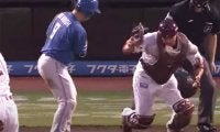 打者がまさかの「守備補助」　捕手を助けた“超絶キャッチ”が「結構な衝撃」