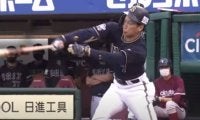 「恐ろしい体勢でHR」　田中将大も首捻る…吉田正尚の“右手弾”は「なんで入るん!?」