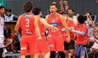 残り1秒から佐土原がブザービーターを成功…広島が横浜との大接戦を制し今季初勝利