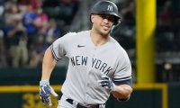 【MLB】ジャッジも仰天の「ばかげた怪力」　なでた打球が…「いくら何でも飛ばしすぎ」