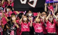 「可愛すぎるやろ」「めっちゃいいやん！」女性サポーターが送った「ハートのエール姿」に1300いいね！ Jリーグ公式も注目した「C大阪のゴール裏」
