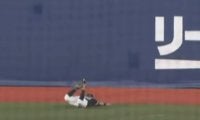 前代未聞、相手ファンも「凄すぎて拍手」　“奇跡の捕球”に「称賛と絶望が一緒に…」
