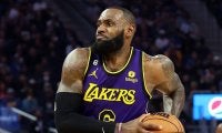 37歳でも「飛んだ」レブロン、NBA20年目開幕戦の豪快ダンクで米ファン圧倒「クレイジー」