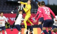 FC東京GKスウォビィクがスクール生と輝くスマイルで交流、ハイタッチでは手の大きさが顕著に