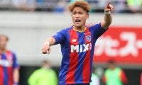 「日本を背負って行けるような選手に」FC東京MF松木玖生がW杯経験の日本代表レジェンドに囲まれる貴重ショットで意気込み！