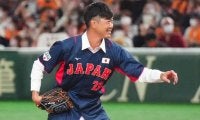 内海哲也が侍J強化試合で始球式　ユニホーム姿に「重いですね」阿部と久々コンビ