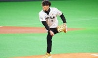 引退の糸井氏、侍J始球式で金グラブ投げ入れ　新庄監督の要望は「やらなしょうがない」