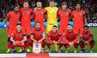 イングランド代表が集合写真を公開も、1人だけ“ぼっち”？3年ぶりに招集された選手の立ち位置が話題に