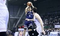 勝負の4Qに河村勇輝が大爆発…激闘を制した横浜BCがA東京にリベンジを果たす