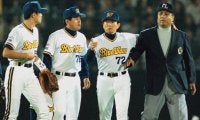 明らか大誤審、ナインは試合続行“拒否”　物々しいグラウンドで起きた「伝説の10分」