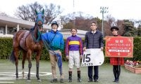 10番人気の伏兵が5馬身差の圧勝 三連単は86万円の波乱決着に