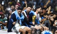 「これは映画か」W杯王者アルゼンチンがパレード！ 選手たちがバスの上で太鼓を叩き、歌い、踊る「感動的だ」