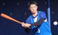 DeNAドラ1の“赤バット”は高校先輩・中田翔モデル　派手なスタイルから漂うスター性